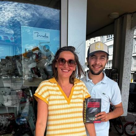 Delphine Vanderperre en dédicace à la Presse d’Hardelot Plage avec un lecteur, août 2026
