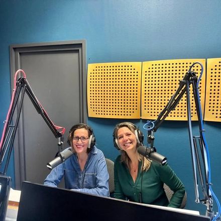Delphine Vanderperre en interview dans le studio de la radio Galaxy